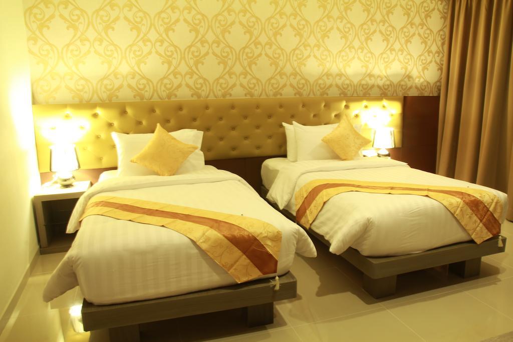Hemingways Silk Hotel Patong Exterior foto