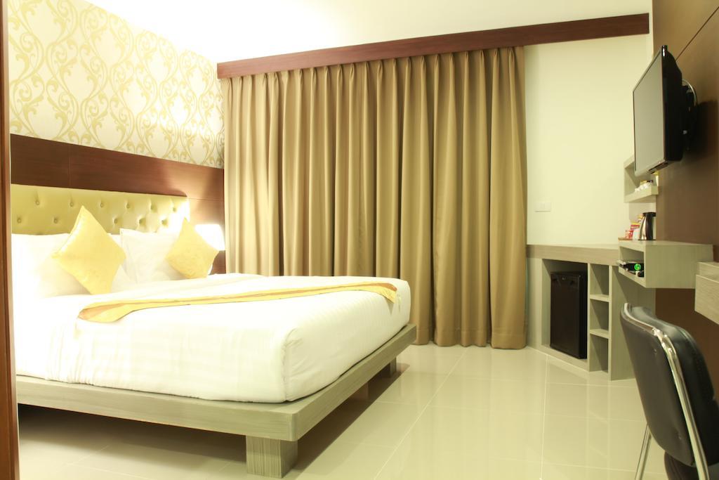 Hemingways Silk Hotel Patong Exterior foto